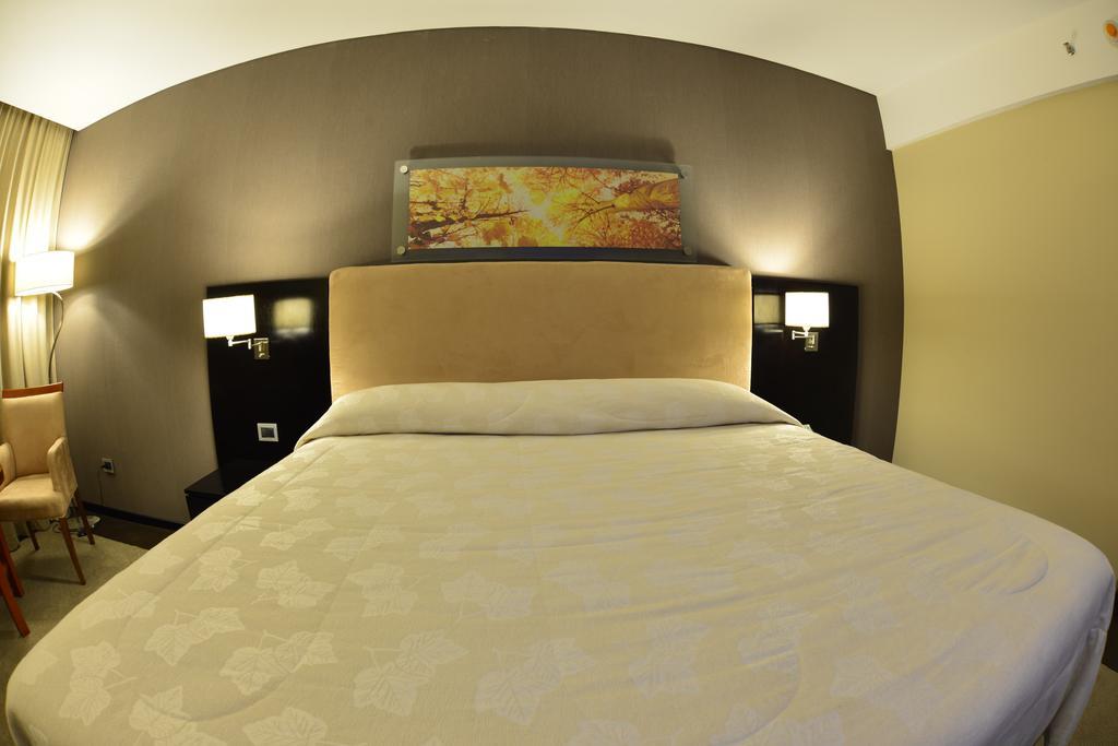 Howard Johnson Plaza Resort Luján Pokoj fotografie